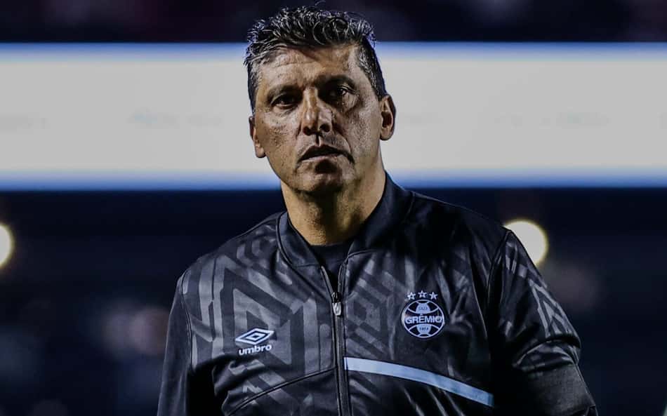 Com ausência de Mano Menezes, Sidnei Lobo comandou o Grêmio diante do São Paulo. (Foto: Fabio Giannelli/AGIF)