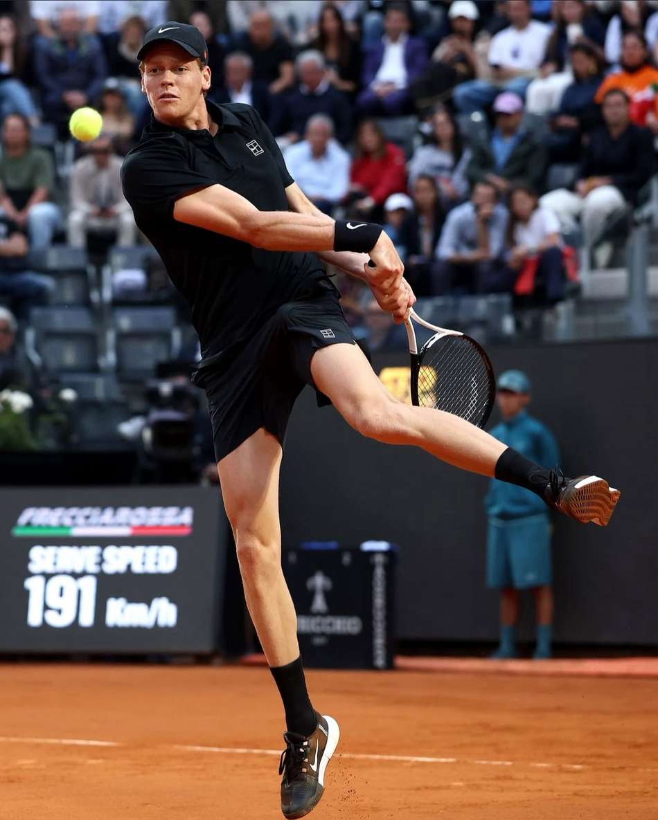 O domingo será animado para os fãs de tênis, com a disputa da decisão do Masters 1000 de Roma, na Itália. Jannik Sinner, atual número um do mundo e Carlos Alcaraz, que ocupa a terceira posição, se enfretam ao 12h (de Brasília).
➡️ Siga o Lance! no WhatsApp e acompanhe em tempo real as principais notícias do esporte
Este marca o 11° confronto entre os tênistas desde que integraram a Associação de Tenistas Profissionais. Alcaraz lidera a disputa por seis a quatro. Está será a primeira decisão em nível Master, marcando a final da rivalidade entre o espanhol e o italiano.
This image has an empty alt attribute; its file name is Sinner.jpg
Sinner a caminho das semifinais (Foto: Reprodução/ Redes Sociais)