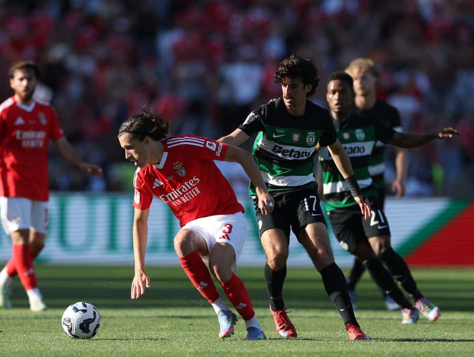 Sporting e Benfica em ação pela final da Taça de Portugal (Foto: Carlos Costa/AFP)