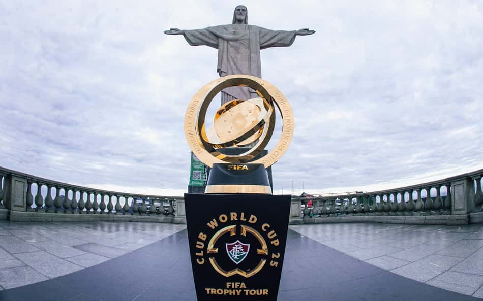 Taça do Mundial de Clubes recebe bênção no Cristo e é apresentada diante de ídolos do Fluminense