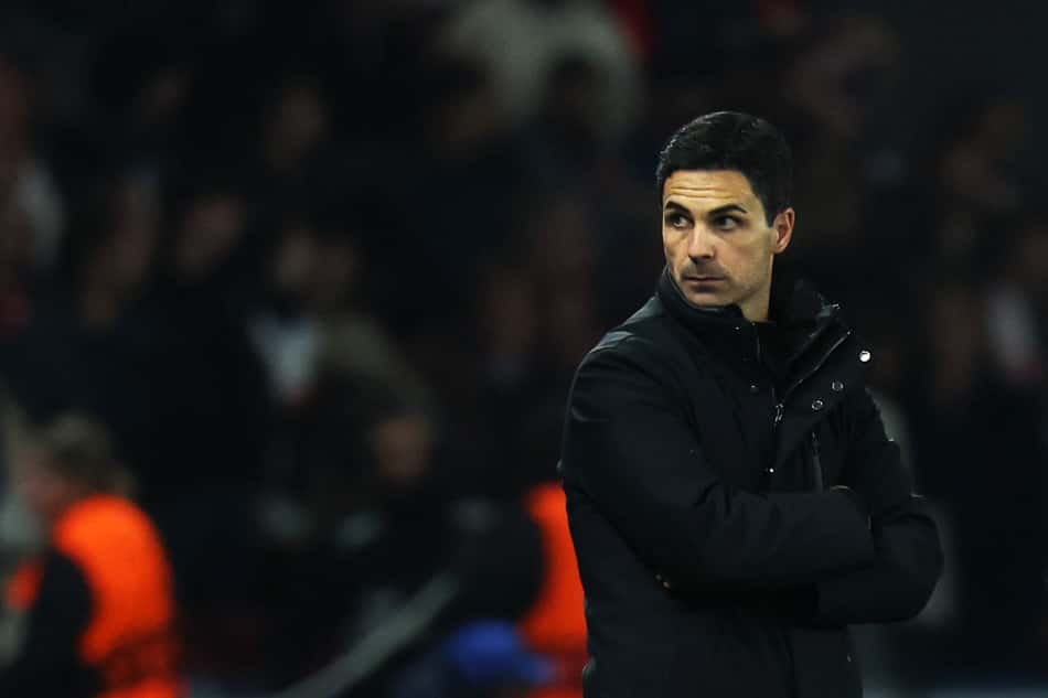Técnico do Arsenal, Mikel Arteta observa jogo contra o PSG, pela Champions League