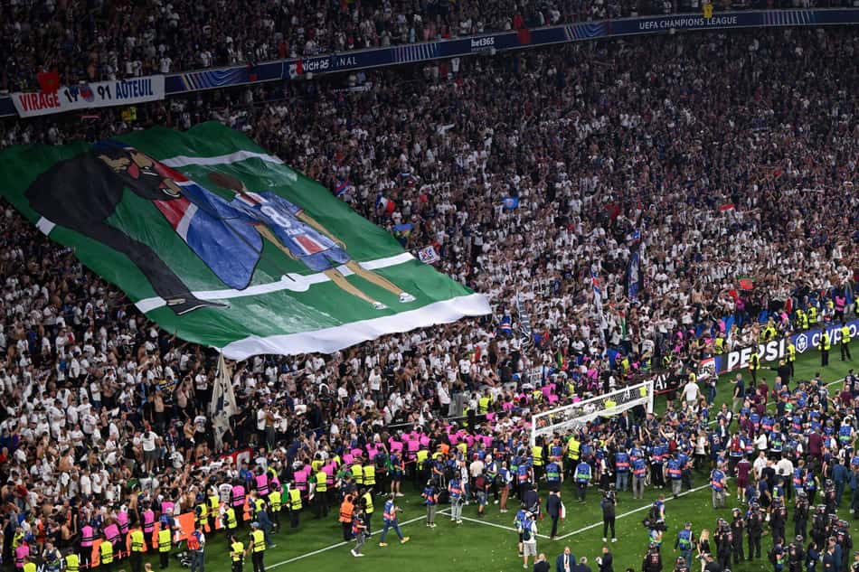 Torcida do PSG ergue bandeira em homenagem à filha de Luis Enrique na final da Champions League 2024/25 (Foto: Kirill Kudryavtsev/AFP)