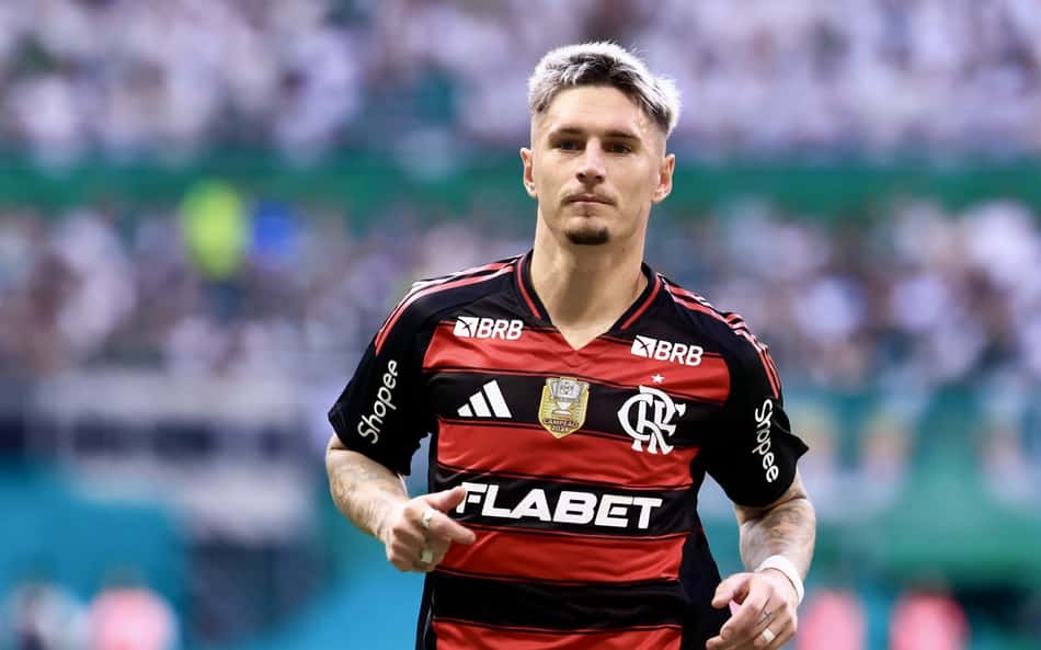 Varela comenta improvisação como volante no Flamengo: 'Quero jogar'