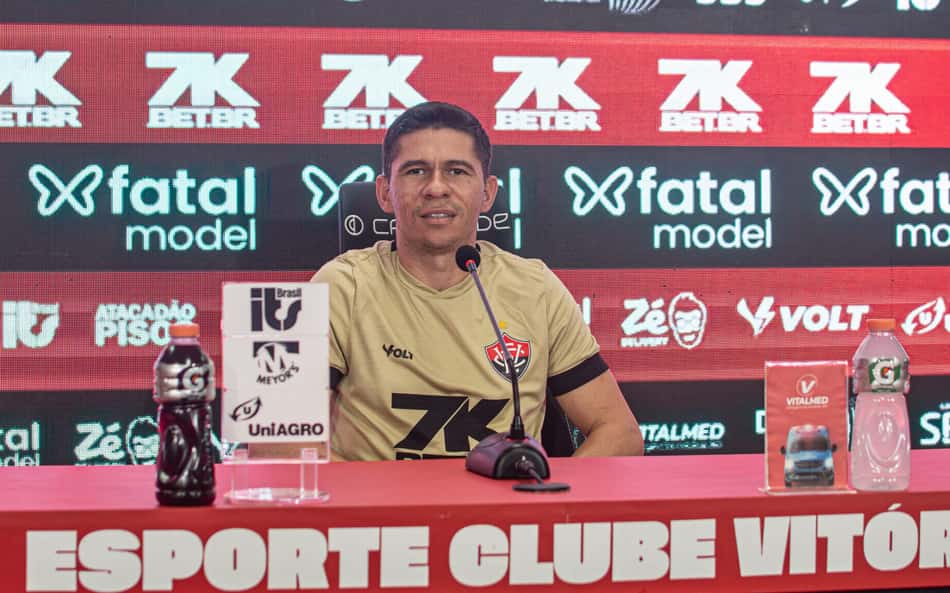 Osvaldo projeta jogo de 'seis pontos' entre Vitória e Vasco: 'Principal do ano'