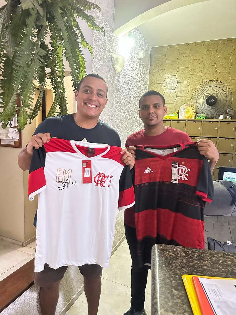 Vítima de violência no Fla-Flu, torcedor do Flamengo ganha camisa de tricolores