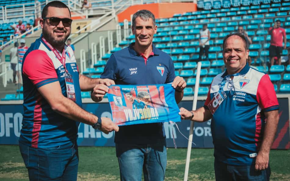 Vojvoda foi homenageado por completar 300 jogos pelo Fortaleza (Foto: Mateus Lotif/Fortaleza EC)