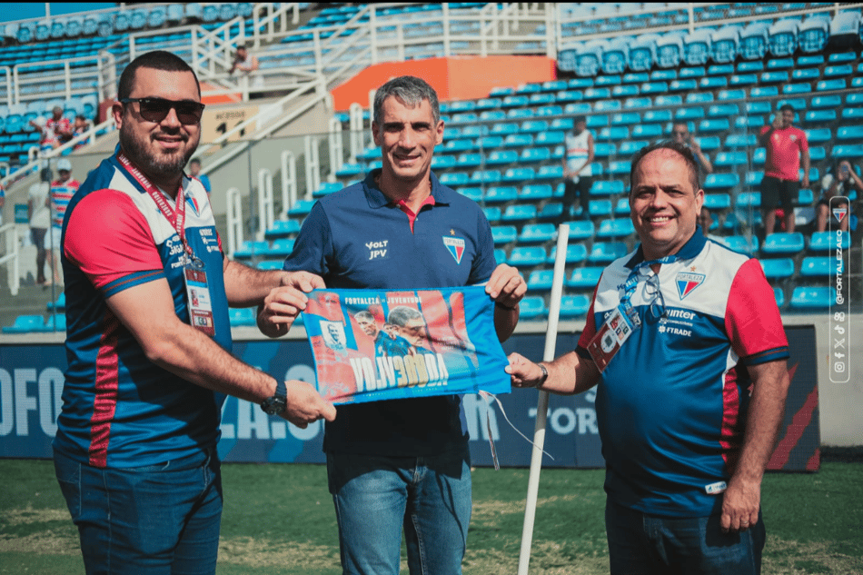 Vojvoda foi homenageado por completar 300 jogos pelo Fortaleza (Foto: Mateus Lotif/Fortaleza EC)