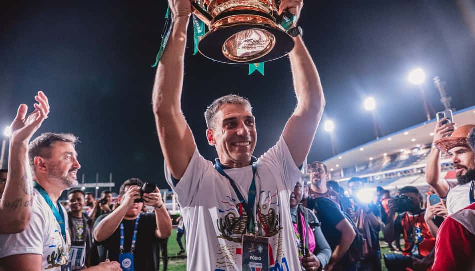 Vojvoda, do Fortaleza, com a taça da Copa do Nordeste de 2024 (Foto: Mateus Lotif/Fortaleza EC)