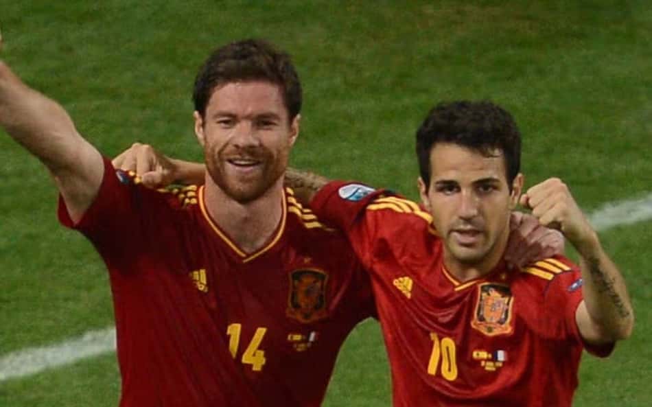 Fàbregas diz não a cargo de substituto de Xabi Alonso; entenda