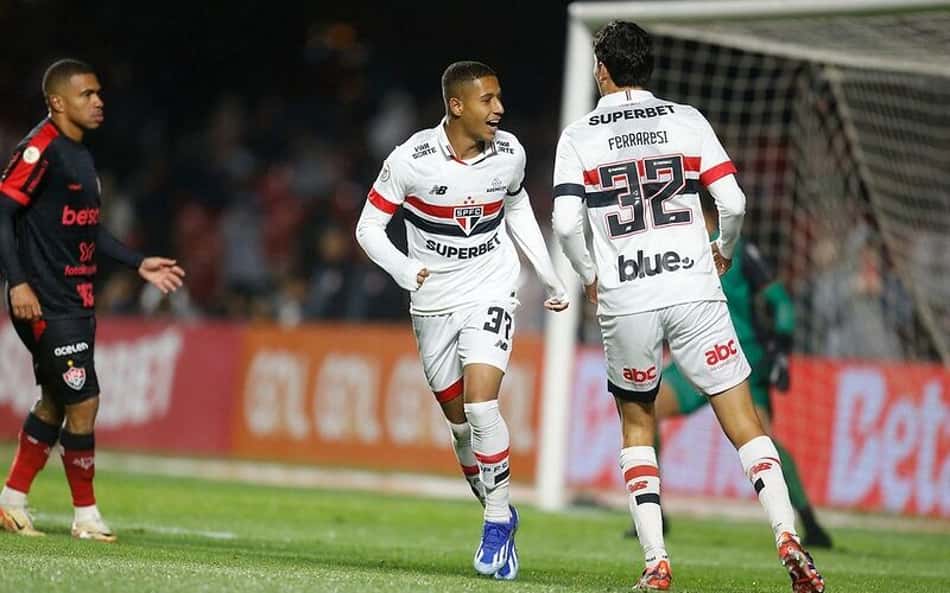 Henrique Carmo estreou pelo profissional do São Paulo contra o Vitória no Brasileirão
