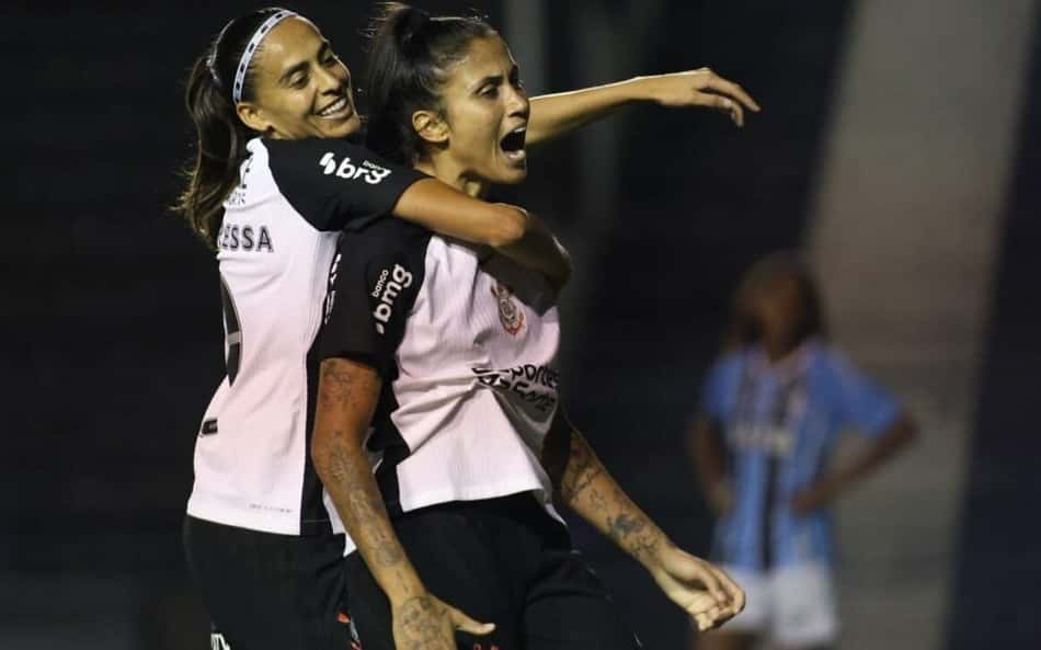 Corinthians sofre, mas vence o Grêmio por 2 a 0 e se recupera no Brasileiro feminino