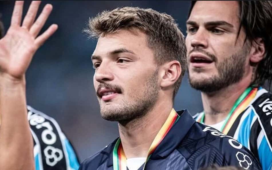 Palmeiras monitora mercado e sonda jogador do Grêmio para o Mundial