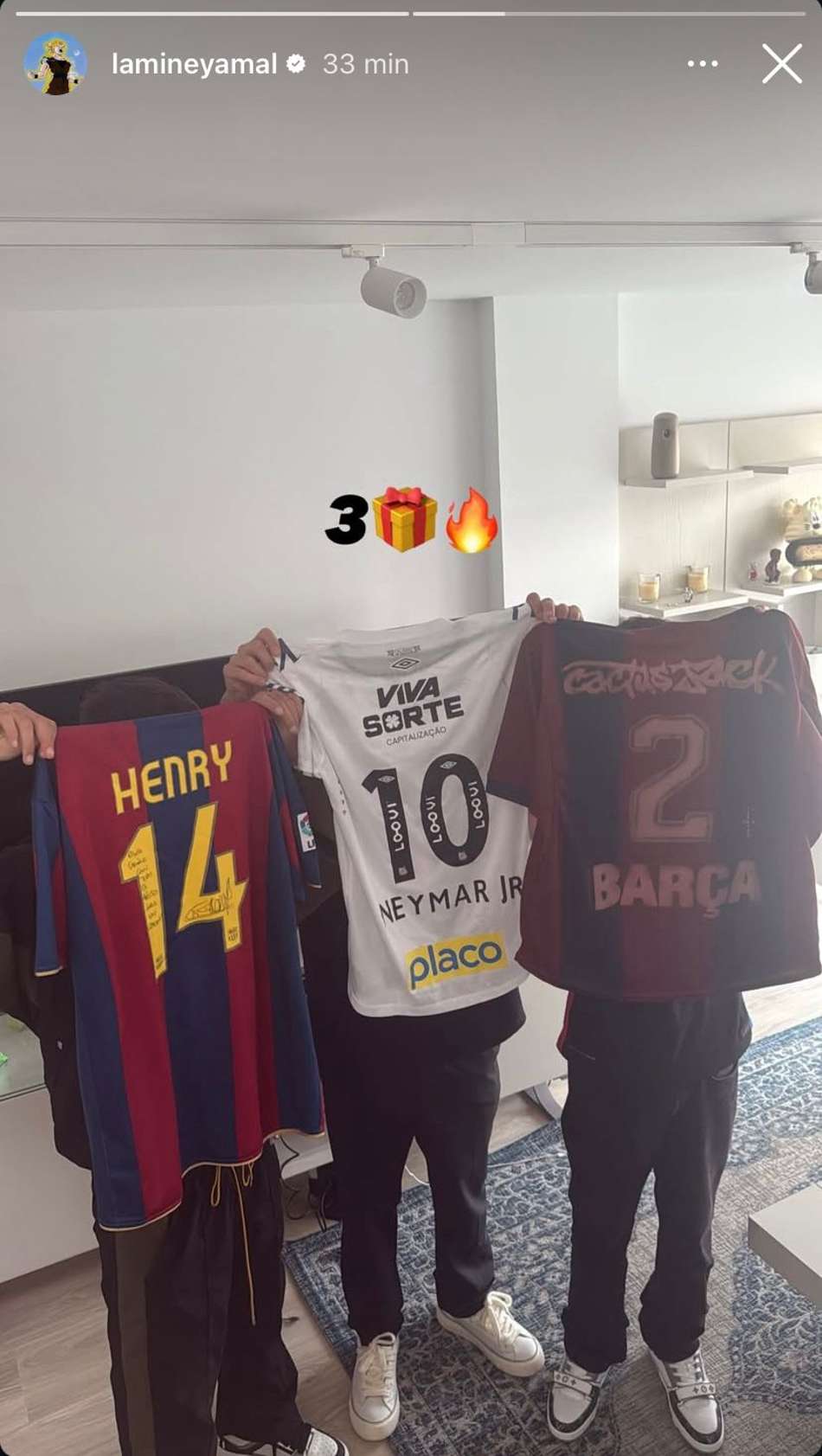 Yamal posta story com camisa do Santos