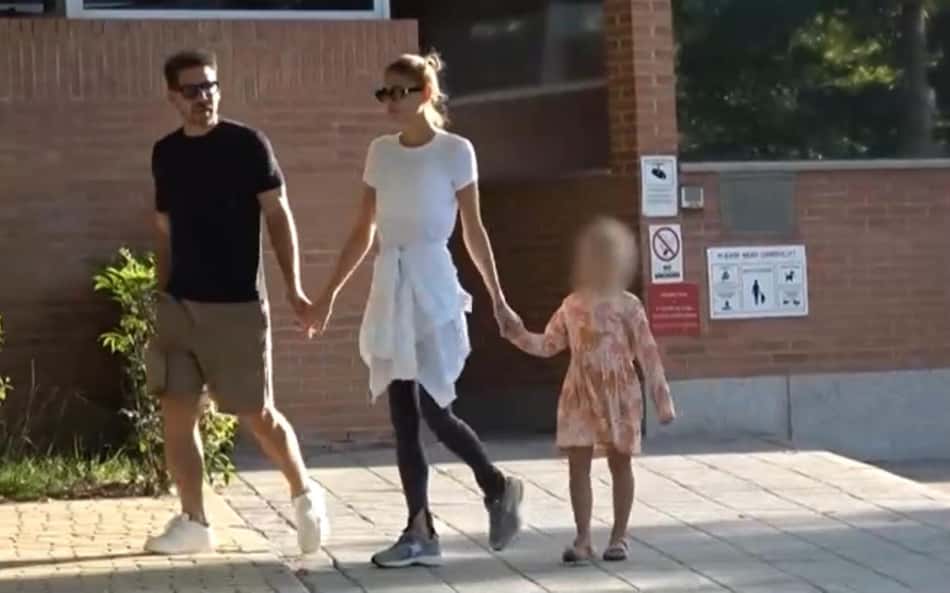 Diego e Carla Simeone com sua filha saindo da escola (Reprodução: Marca)