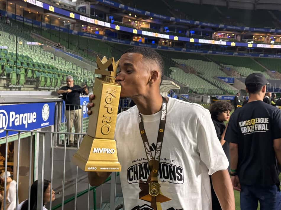 Leleti com seu troféu de MVP da Kins League Brasil