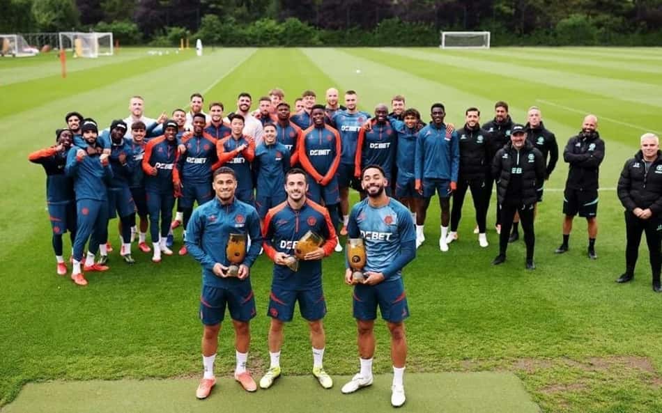 Matheus Cunha e João Gomes recebem prêmios no Wolverhampton
