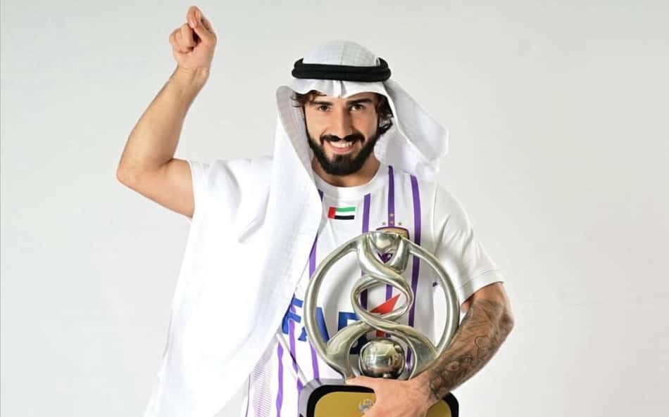 Erik com troféu de camp~ão do Al-Ain