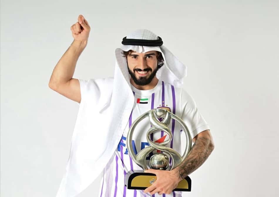Erik com troféu de camp~ão do Al-Ain