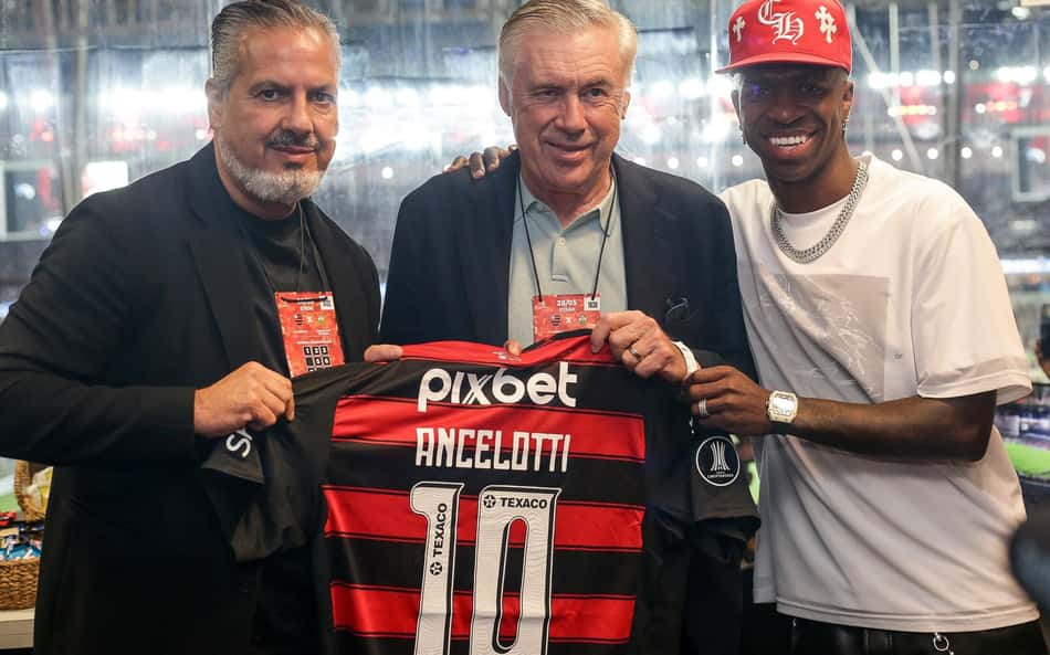 Vini Jr no Maracanã ao lado de Ancelotti e José Boto (Foto: Divulgação/Flamengo)