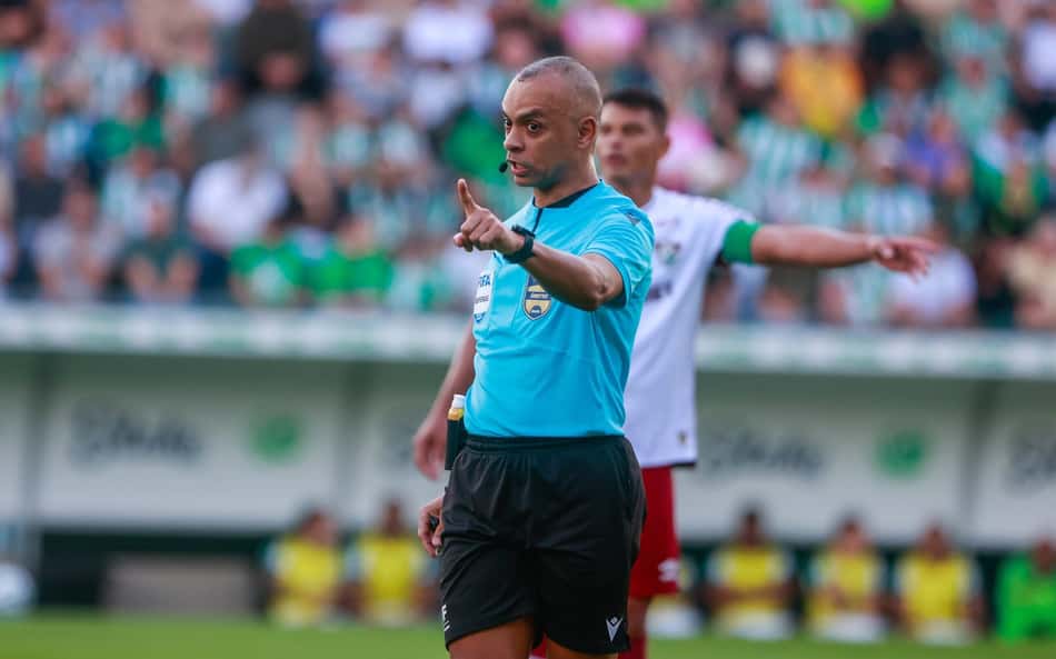 Decisão de Wilton Pereira Sampaio gera cena inusitada em Juventude x Fluminense