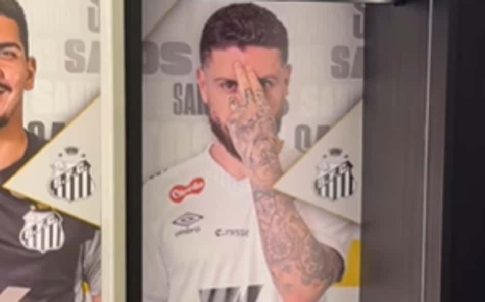 Zé Rafael explica homenagem inusitada em foto do armário do vestiário do Santos