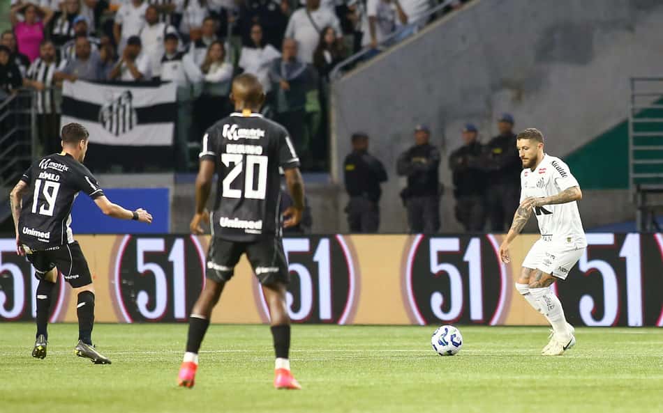 170 dias fora e cirurgia inédita no futebol: o retorno de Zé Rafael no Santos