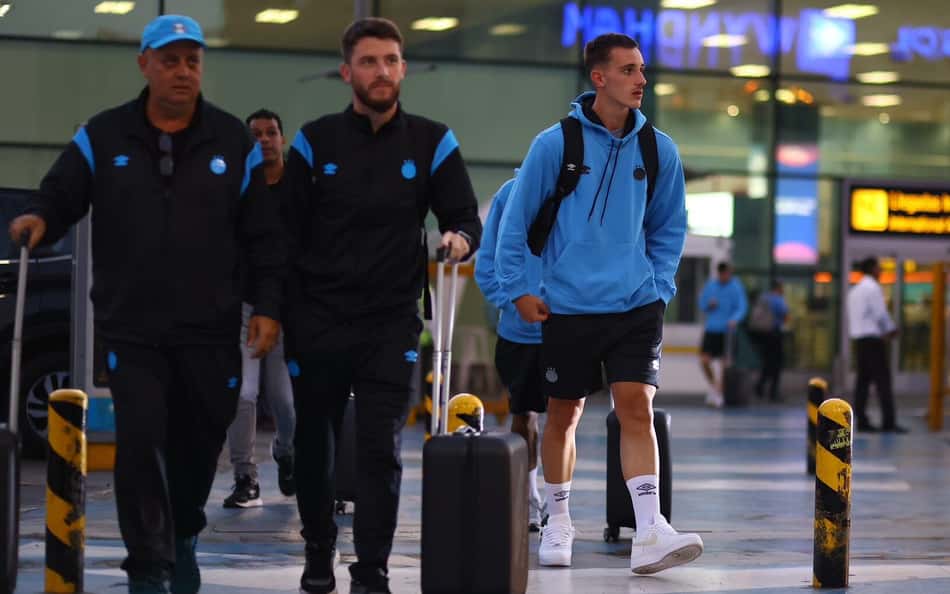 Zortea no desembarque da delegação do Grêmio em Lima, no Peru. (Foto: Lucas Uebel/Grêmio FBPA)