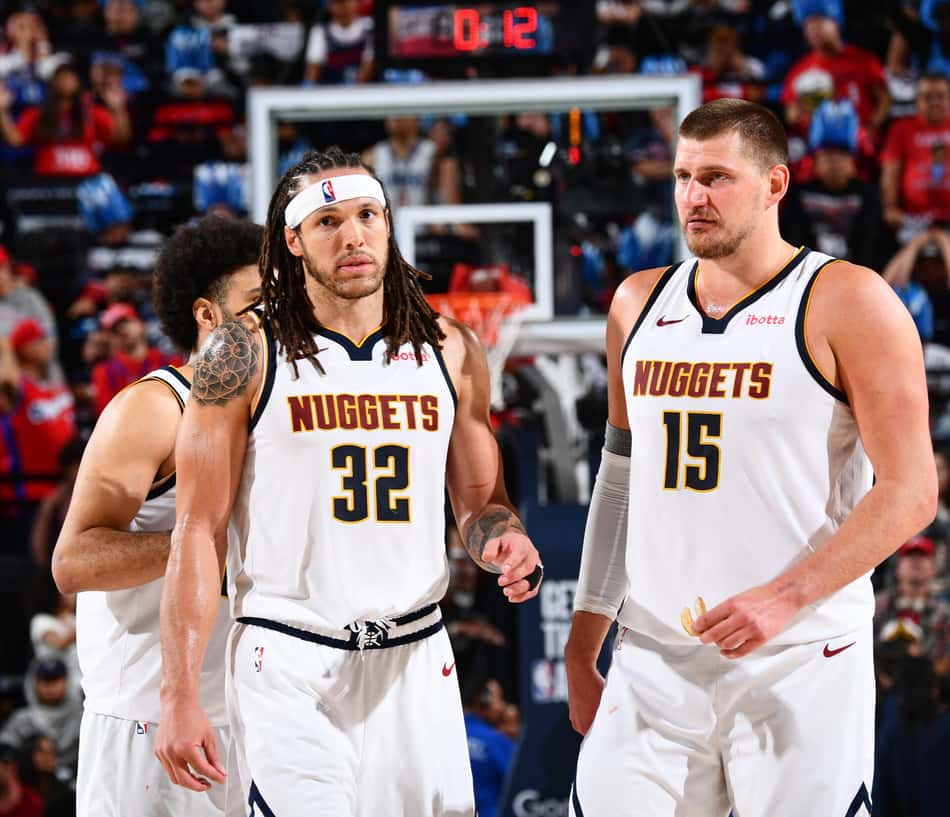 Aaron Gordon e Nikola Jokic em jogo entre Nuggets e Thunder na NBA (Foto: Juan Ocampo/NBAE via Getty Images/AFP)