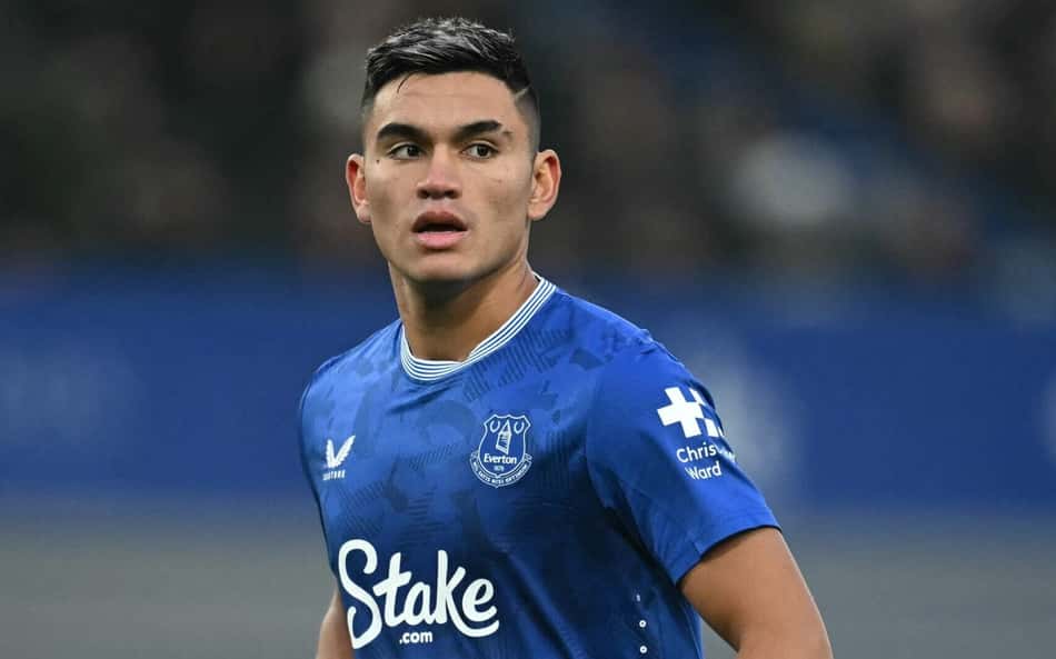 Alcaraz em ação pelo Everton (Foto: Paul Ellis / AFP)