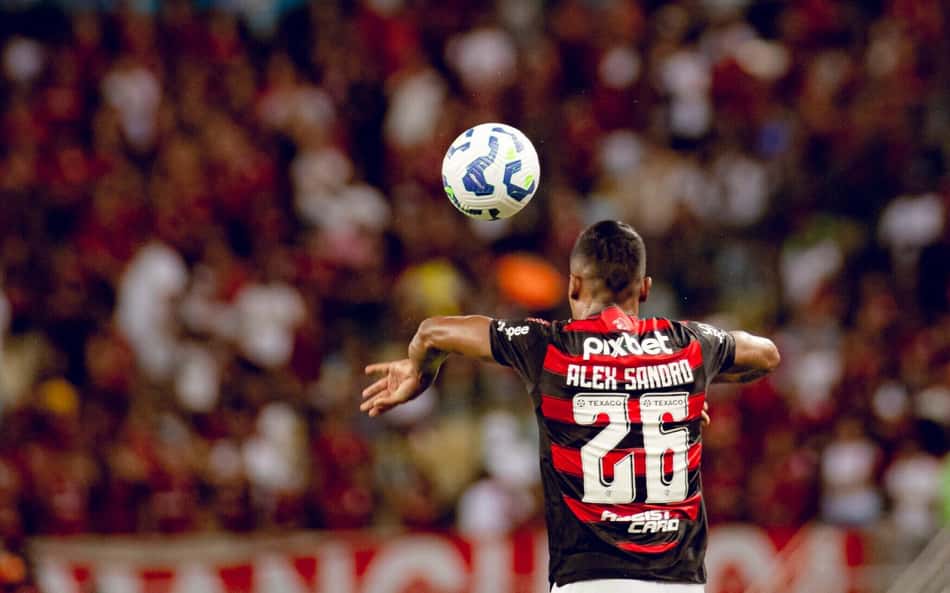 Alex Sandro avalia situação do Flamengo na Libertadores e confia na força do Maracanã