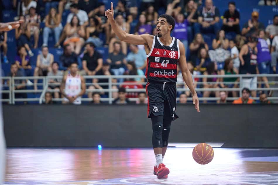 Alexey Borges, do Flamengo, em ação contra o Franca pelos playoffs do NBB (Foto: Marcos Limonti / SFB)