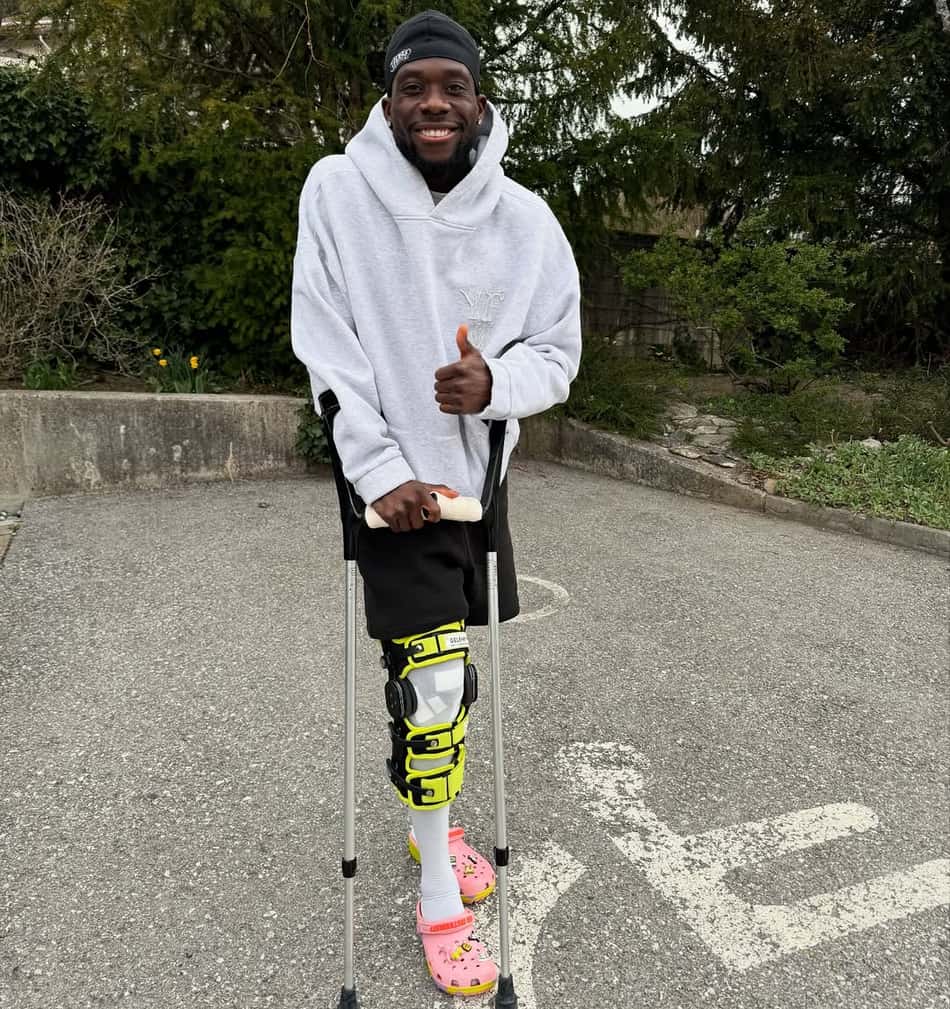 Alphonso Davies após cirurgia