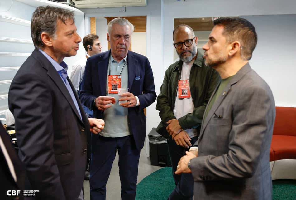 Carlo Ancelotti prova um salaminho em visita ao Maracanã