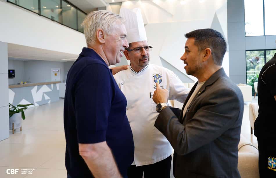 Carlo Ancelotti, o chef Jaime Maciel e Rodrigo Caetano na Granja Comary, em Teresópolis