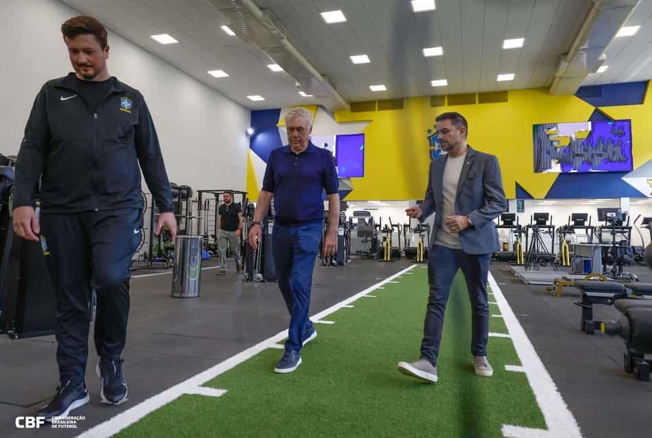 Carlo Ancelotti e Rodrigo Caetano no Centro de Excelência, na Granja Comary, em Teresópolis
