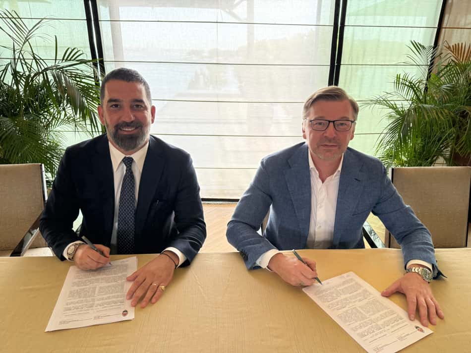 Arda Turan assinando contrato com o Shakhtar Donetsk