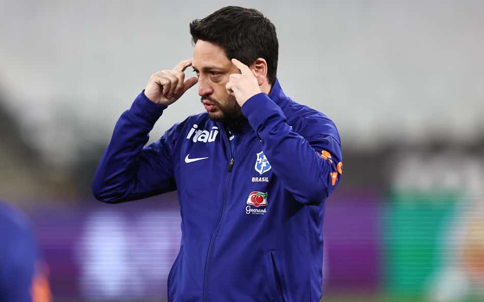 Arthur Elias durante treino do Brasil. (Foto: Lívia Villas Boas / CBF)
