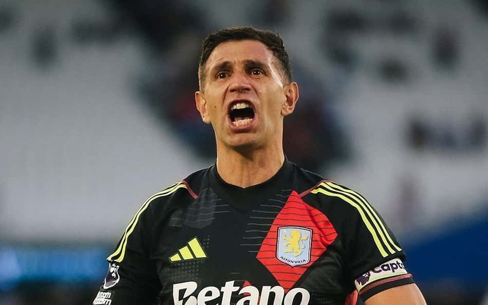 Dibu Martínez comemorando vitória do Aston Villa