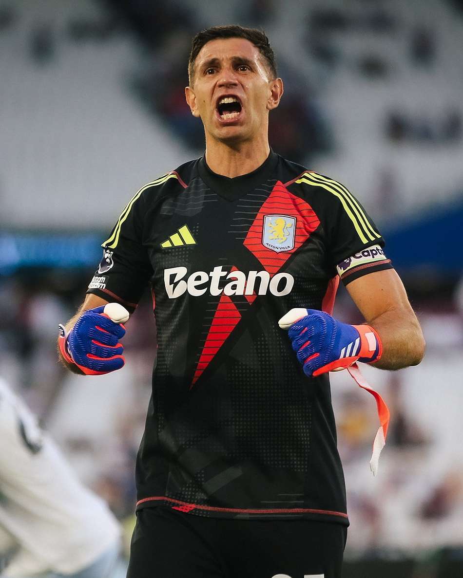 Dibu Martínez comemorando vitória do Aston Villa