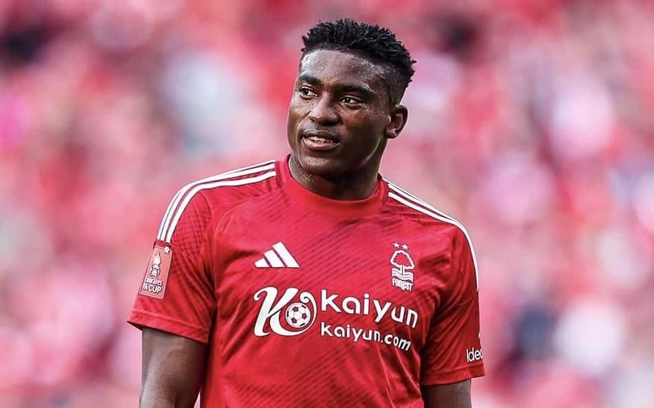 Jogador do Nottingham Forest acorda de coma após cirurgia de emergência