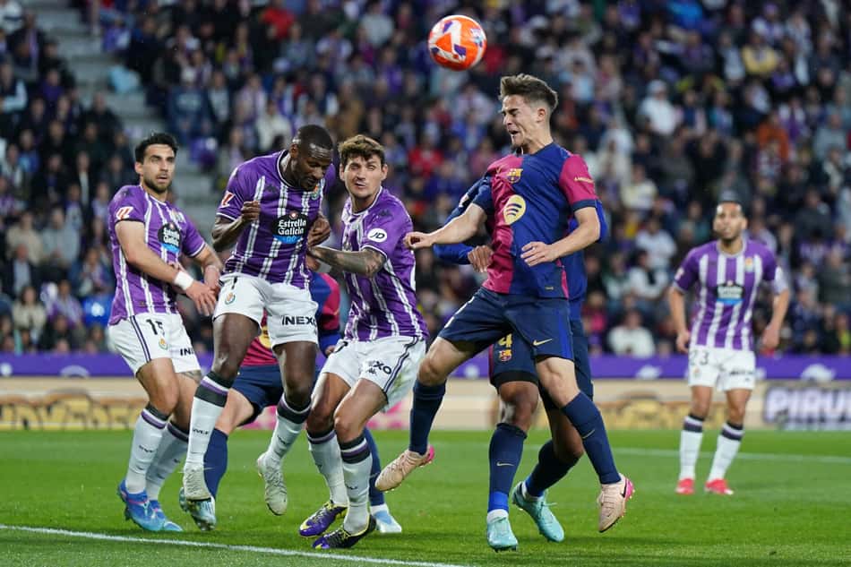 Gavi disputa a bola no jogo do Barcelona contra o Valladolid