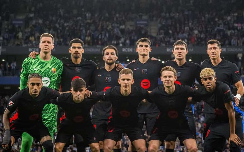 Jogadores do Barcelona contra o Espanyol, partida que marcou o título de La Liga
