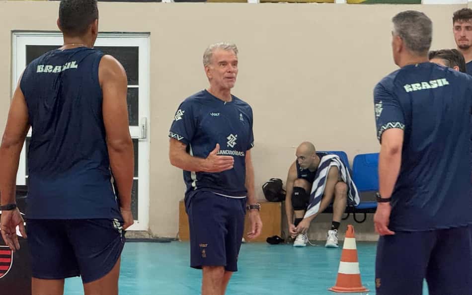 Técnico Bernardinho no treino da Seleção Brasileira masculina de vôlei (foto: Kauhan Fiaux / Lance!)