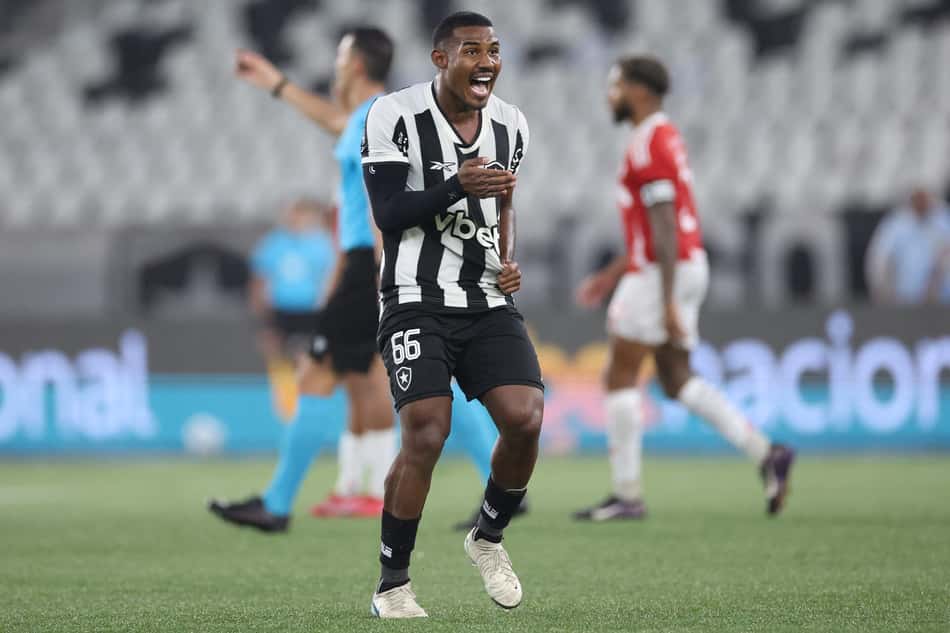 Cuiabano comemora golaço diante do Internacional