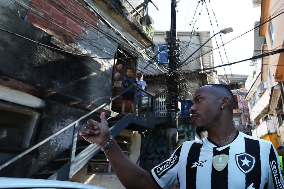 Marlon Freitas foi à favela Tavares Bastos para o Tour da Taça do Mundial de Clubes da Fifa