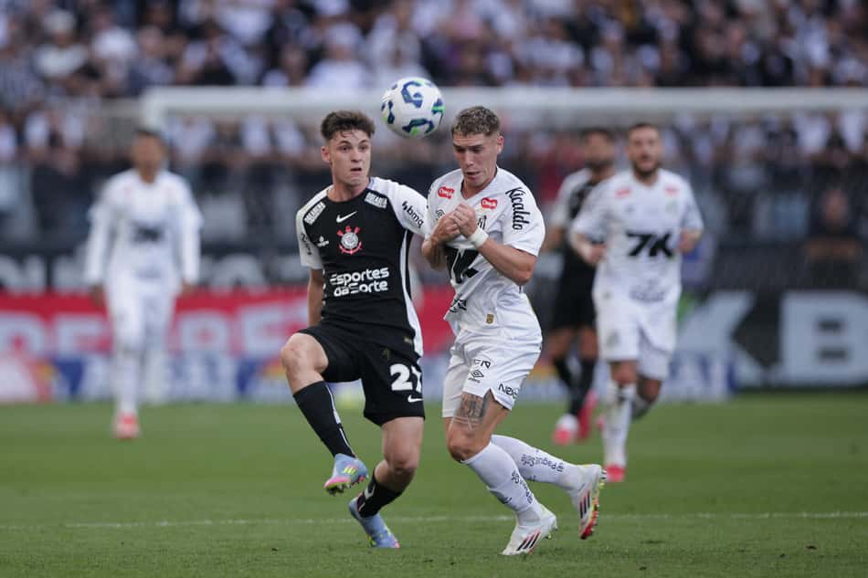 Breno Bidon, do Corinthians, disputa lance com Rollheiser, do Santos