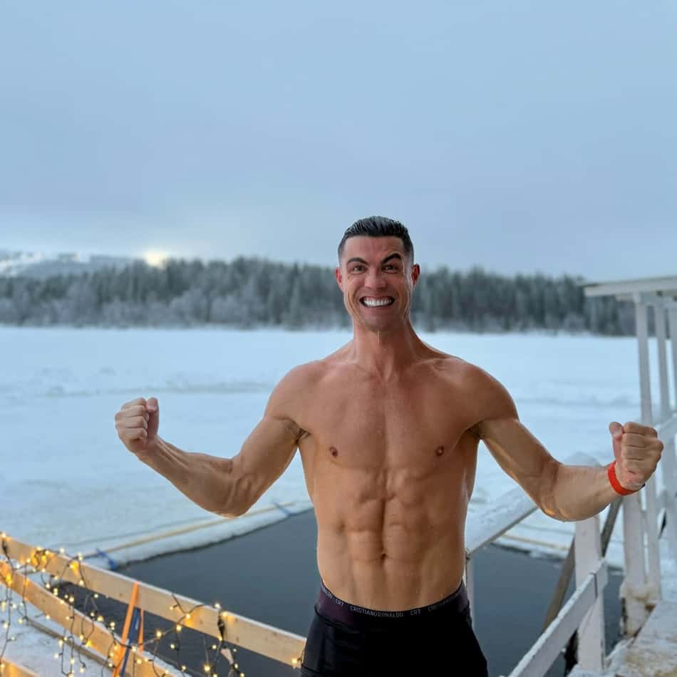 Cristiano Ronaldo demonstrando seu porte físico