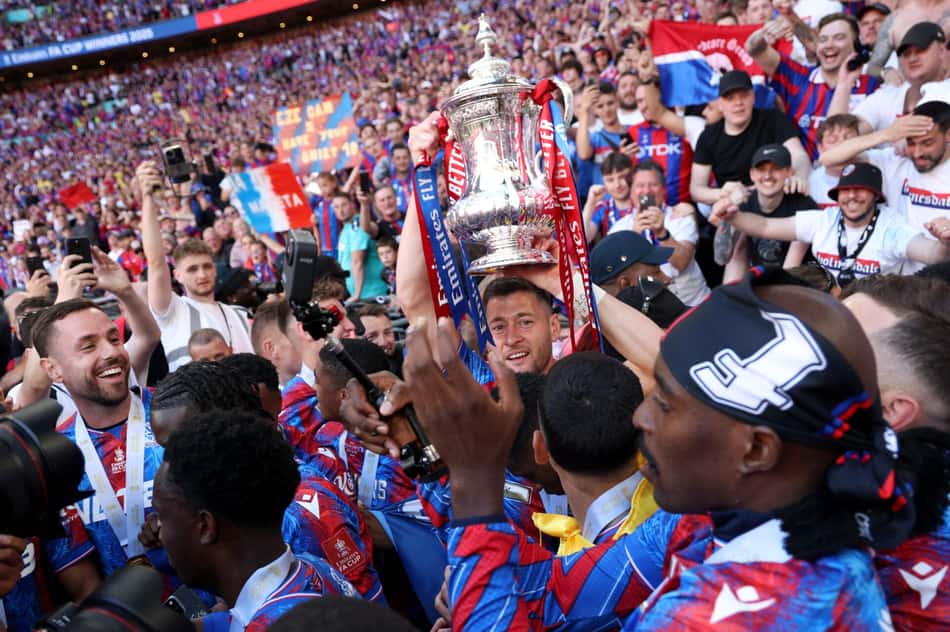 Crystal Palace comemorando o título da Copa da Inglaterra (Foto: Adrian Dennis/AFP)