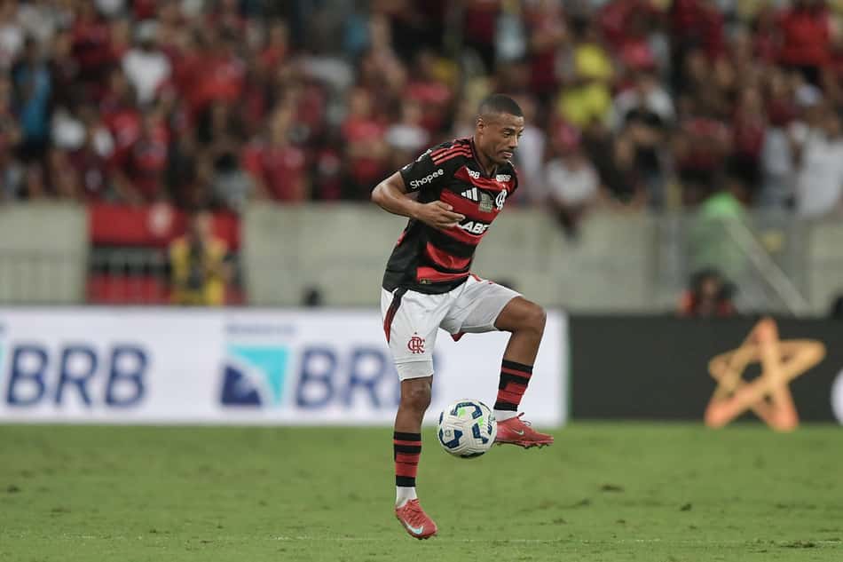 De La Cruz tem sofrido com problemas físicos no Flamengo (Foto: Thiago Ribeiro/AGIF)