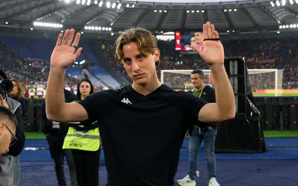 Torcida da Roma homenageia Bove após ser proibido de jogar no Italiano